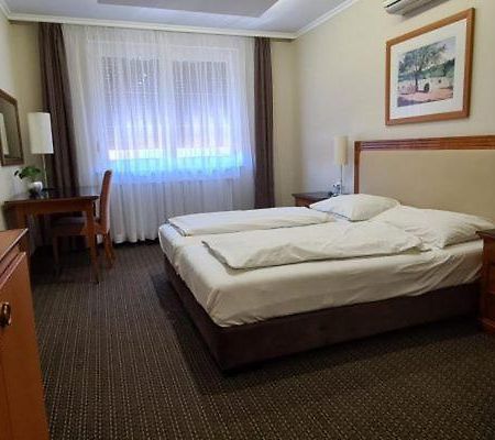 ハトヴァン Korona Panzio Bed & Breakfast エクステリア 写真